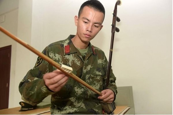 二胡松香怎么上?