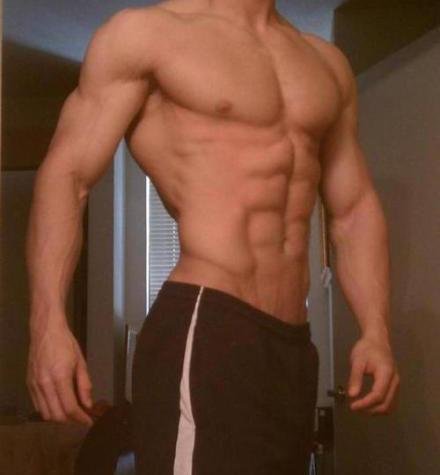 求几张腹肌的图片，要自拍的，不是网上可以搜索出来的，像这张就可以