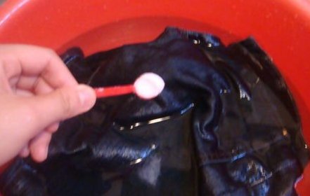 牛仔裤掉色非常严重怎么办