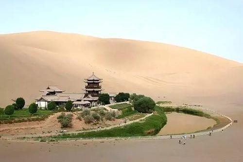 如果去甘肃张掖市旅游，哪个季节是最适合的？