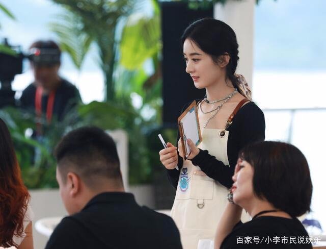 《中餐厅》赵丽颖露内裤边惹争议，这到底是时尚还是邋遢？