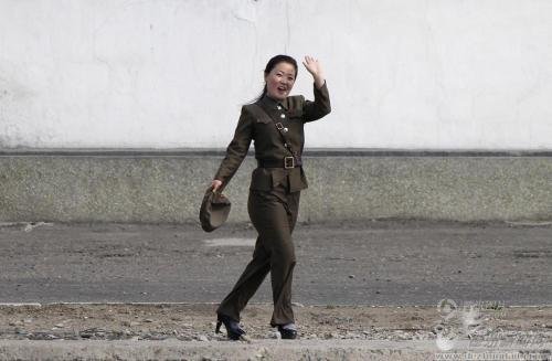 朝鲜女兵为什么要穿紧身裤，难道不觉得尴尬吗