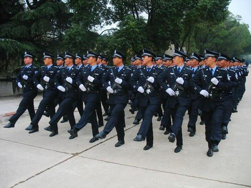 考警察公务员年龄限制在多少岁？