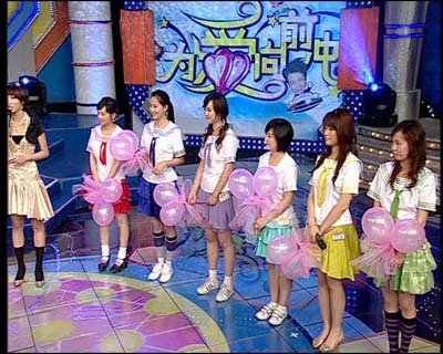 有一个综艺节目，男女嘉宾一起做游戏,最后女的把花丢向喜欢的男生，两人结成情侣。