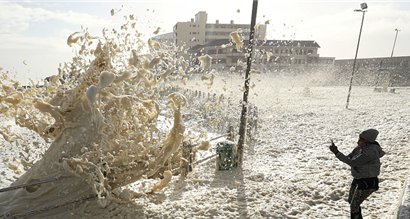 南非巨浪竟被强风吹成泡沫，这风有多强？