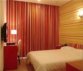 美女空姐住店发现探头，竟然正对着洗浴室。单身女子入住酒店有哪些注意事项？