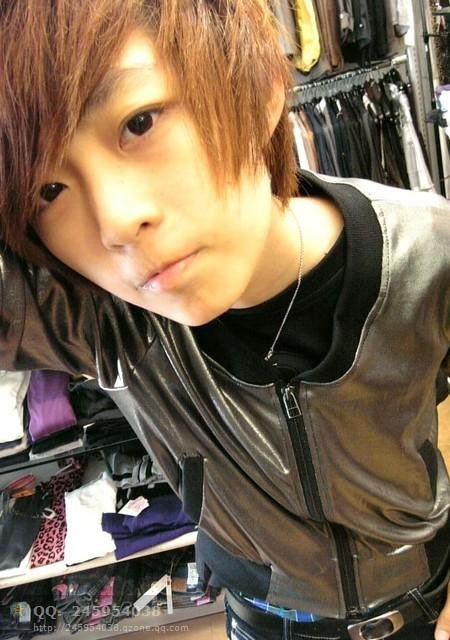 谁能告诉我，照片上这人是谁？