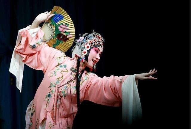 “情不知所以一往情深”完整的句子