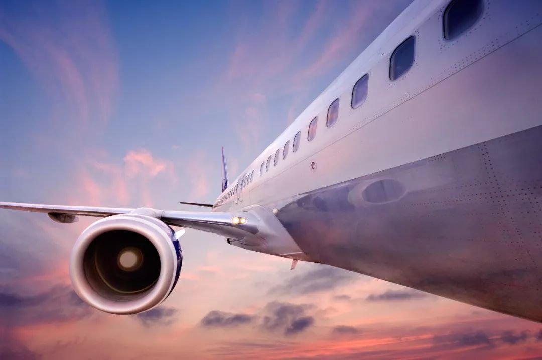 航班因一名乘客拒戴口罩延误1小时，造成的损失该谁承担？