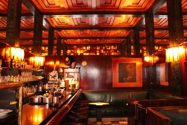 男子强行拖拽女子进厕所隔间！酒吧发现此事后第一时间是怎么做的？