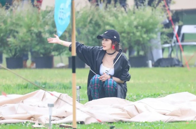 《花儿与少年》路透，杨幂韩东君荡秋千，是不是童趣十足呢？