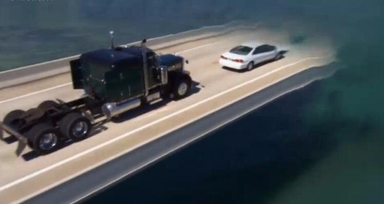 有一个片段是桥面在眼前一段一段消失，然后开车掉入海里时间错乱了的一部电影