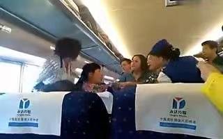 2男子高铁车厢内因打电话互殴被拘，此事件起到了哪些警示作用？