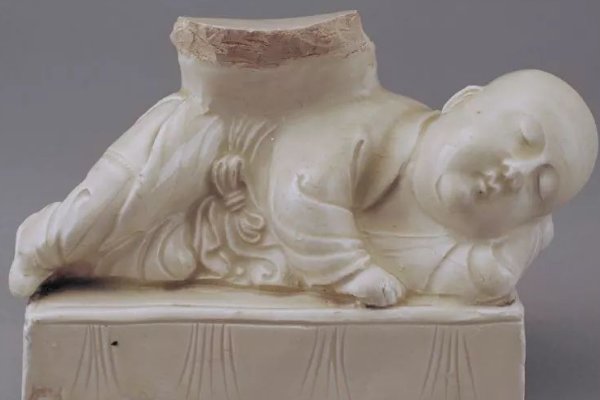 在古代，人们睡觉使用瓷枕，睡觉用这么硬的枕头真的不难受吗？