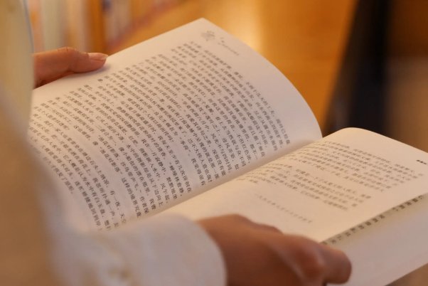 白天一起玩,夜间一块眠。到老不分散,人夸好姻缘。(打一动物名)