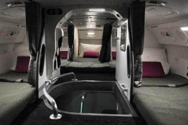 飞机上空姐如果不舒服了去哪里休息？