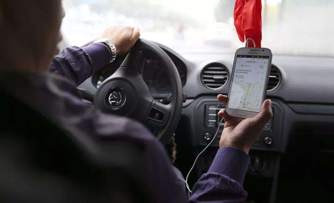 女子平台打车，被司机要求出停车费，你认为这合理吗？