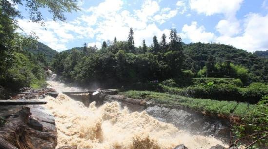 宜昌山洪多车沿山路漂流而下，引发山洪的原因是什么？