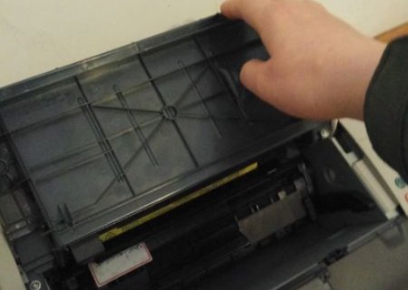 惠普laserjetM1213nf mfp打印机如何换墨盒？