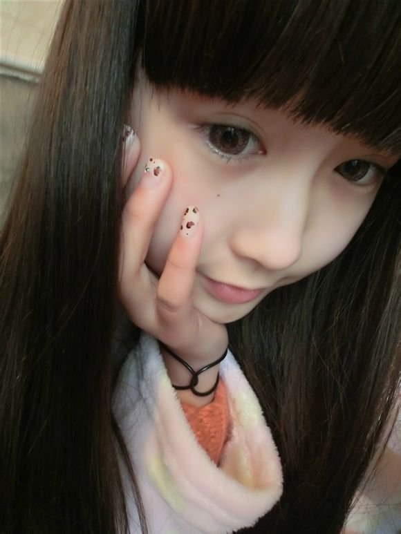 谁知道这个是哪个网络红人？做什么的？谢谢！