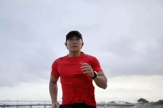 刘畊宏一口气跑了21公里，居然还很轻松的样子！普通人能跑半程马拉松吗