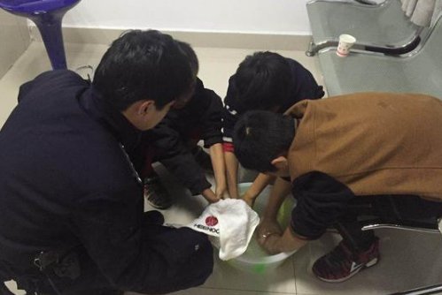 四川两男孩离家出走树上待了两天两夜，他们为何离家出走？