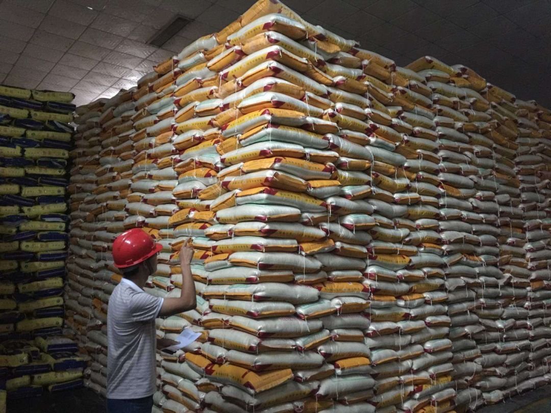 武汉一超市内悬挂大米储备任务牌，储备粮是否充足？