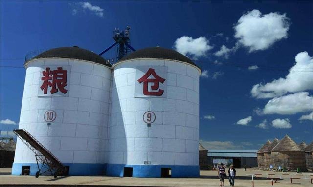 武汉一超市内悬挂大米储备任务牌，储备粮是否充足？