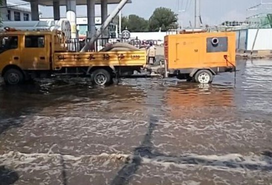 北京环卫工人连夜清理阵雨后红毯积水，他们的行动有多高效？