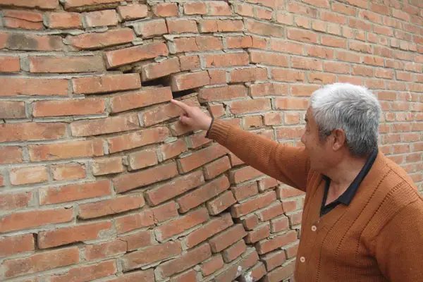 郑州某酒店游泳馆坍塌，建筑物坍塌前有哪些征兆？