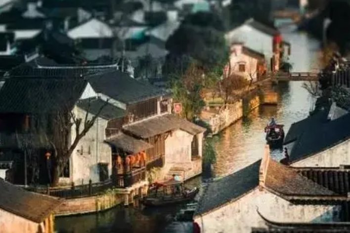 当时年少春衫薄,骑马倚斜桥,满楼红袖招是什么意思