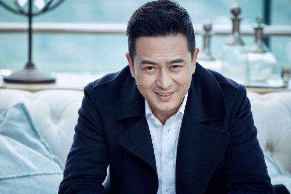 张嘉译驼背的原因是什么？他驼背是常年拍戏所导致的吗？