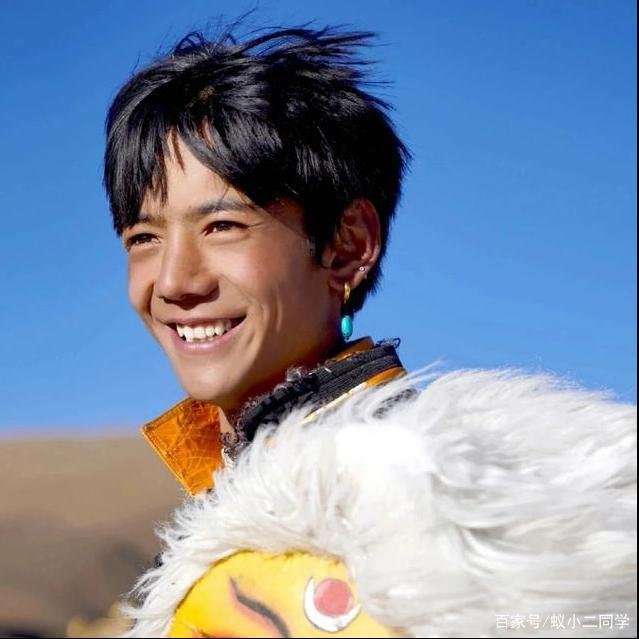 丁真称以前放牛骑马现在还要干活，走红后的他还有哪些变化？