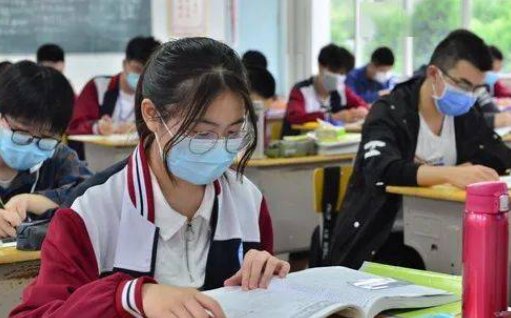 湖南考生第一个冲出考场,并称“985肯定有了”,他自信的来源是什么?