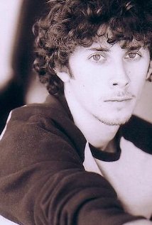 邪恶力量第七季里有一个叫切特利维坦，在第六集死了（大概），耳朵上有耳环的那个，是哪个演员演的？