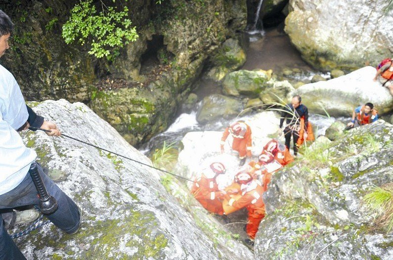 宜昌山洪多车沿山路漂流而下，引发山洪的原因是什么？