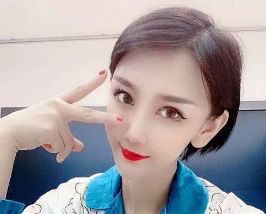 继安若溪与师傅辛巴反目后，辛巴旗下又一女主播解约离开，这是怎么回事？