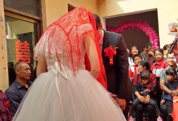 安徽亳州：一女子结婚12年才发现喜被里有葱，这是否跟当地的风俗有关呢？