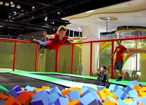 江苏一位女子连跳多张蹦床致骨折，你如何看待这件事？