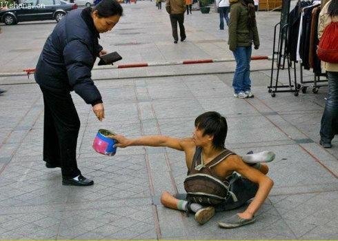 乞丐进店跪下强卖，店里一男子立马跪下跪拜，遇到乞讨之人你会怎么做？