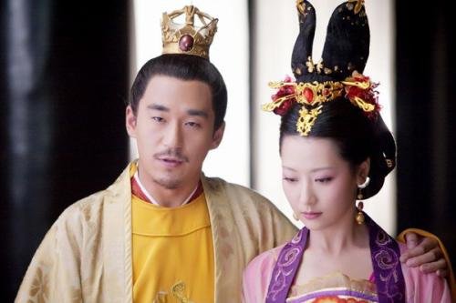 童谣嫁51岁富豪老公，为什么张默却微博嘲讽她问她结婚后后悔没？