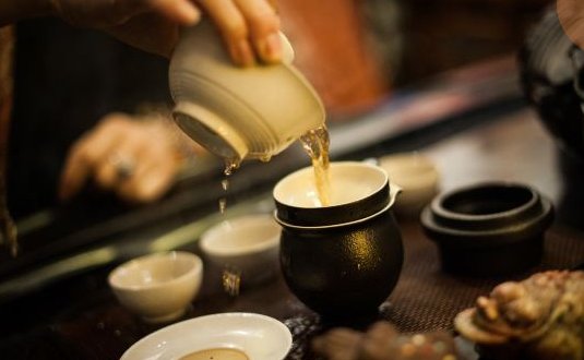 风流茶说合，酒是色媒人。 是什么意思