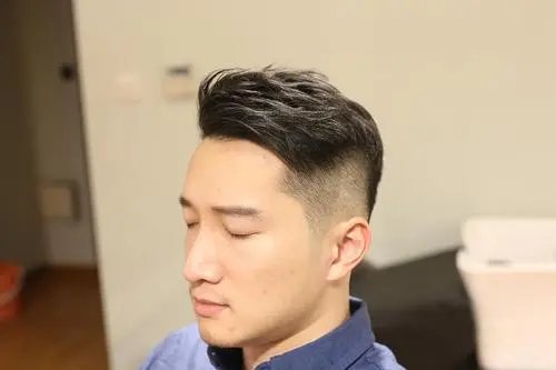 上海美发师为追求顾客偷头发卖钱,这位美发师的行为是否已经违法了?