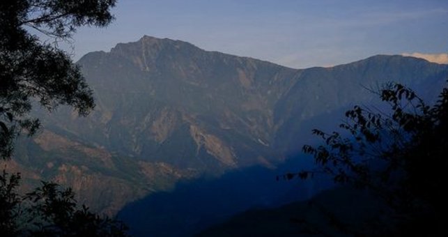 雾锁山头山锁雾，＿＿＿＿＿＿＿。——古诗