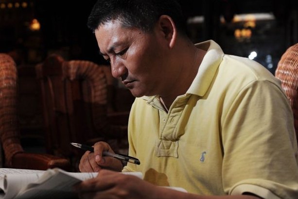 54岁考生梁实笑着走出考场，这是他第几次参加高考了？