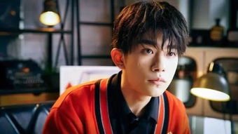 易烊千玺晒“伍万里”930破壳照，照片中易烊千玺工作的样子有多帅？