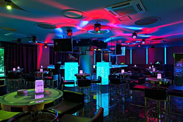 男子强行拖拽女子进厕所隔间！酒吧发现此事后第一时间是怎么做的？