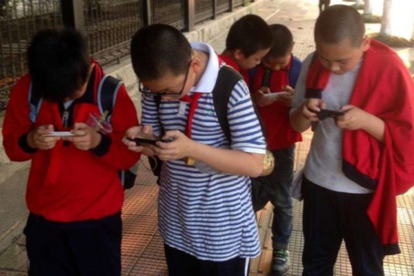 初一孩子该不该有手机