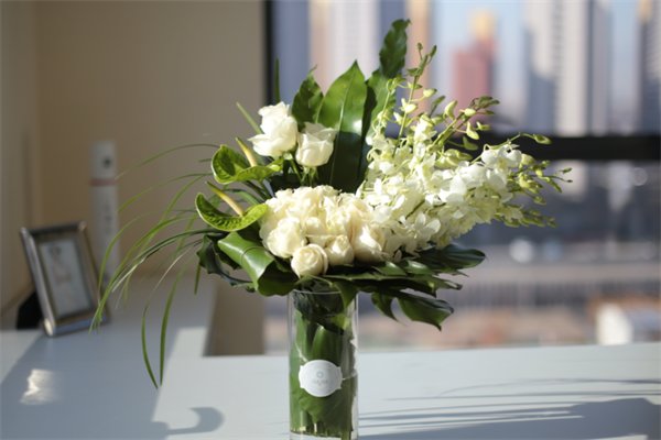 57岁自驾游阿姨欲送上千朵花给同龄女性，这位阿姨为何这么做？