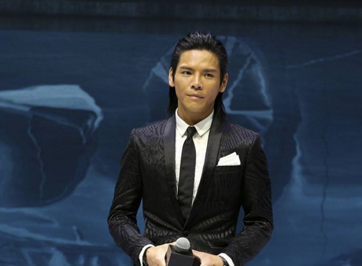 向佐家里是干什么的